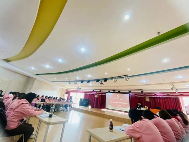 德外幼兒園召開“深化作風紀律建設(shè)暨干部大走訪、教師大家訪”專項工作部署會暨民主生活會_副本.jpg